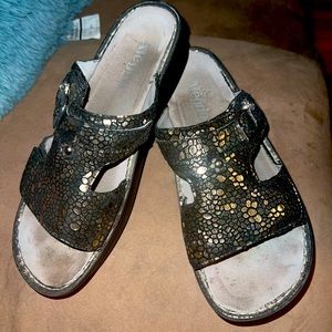 ALEGRIA PEG-780 Black Metallic Mosaic Floral Leather Sandal